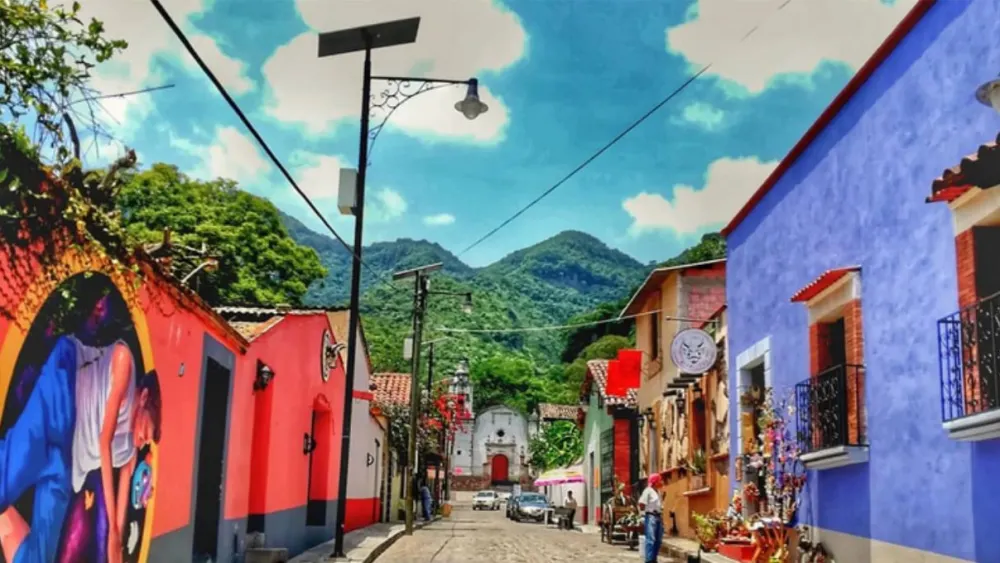 Calles empedradas y arquitectura colonial de Malinalco pueblo mágico Estado de México